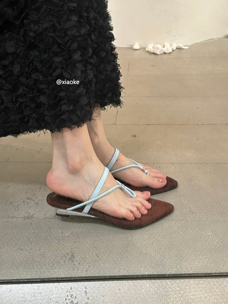 French-style exquisite flip-flops for women, perfect for summer wear, flat, 2025 new style, suitable for pairing with skirts, mid-heel sandals.