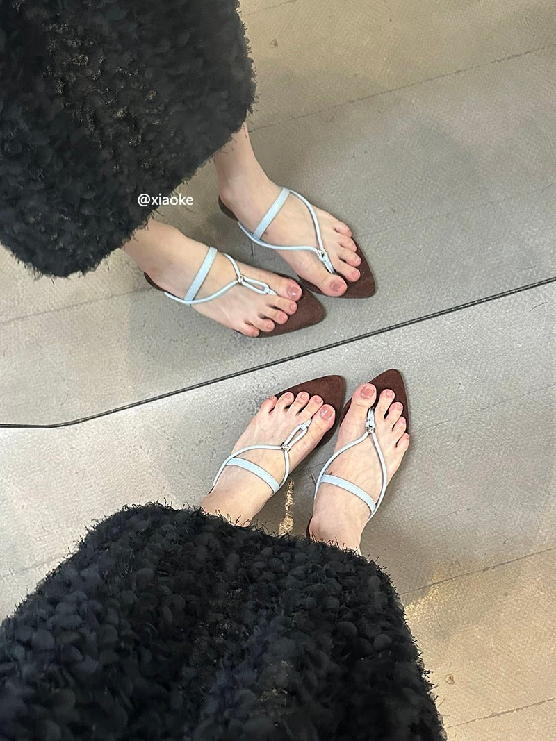 French-style exquisite flip-flops for women, perfect for summer wear, flat, 2025 new style, suitable for pairing with skirts, mid-heel sandals.
