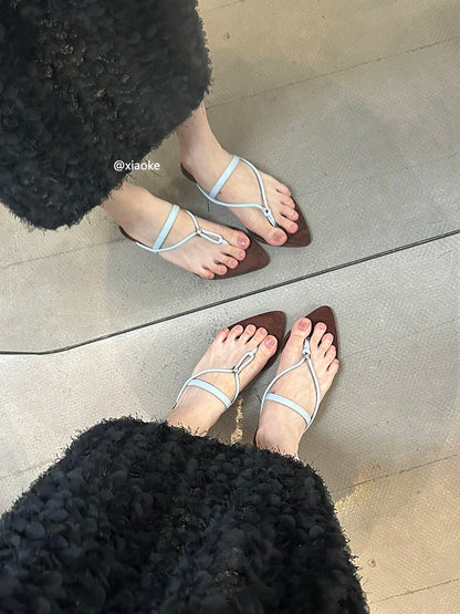 French-style exquisite flip-flops for women, perfect for summer wear, flat, 2025 new style, suitable for pairing with skirts, mid-heel sandals.