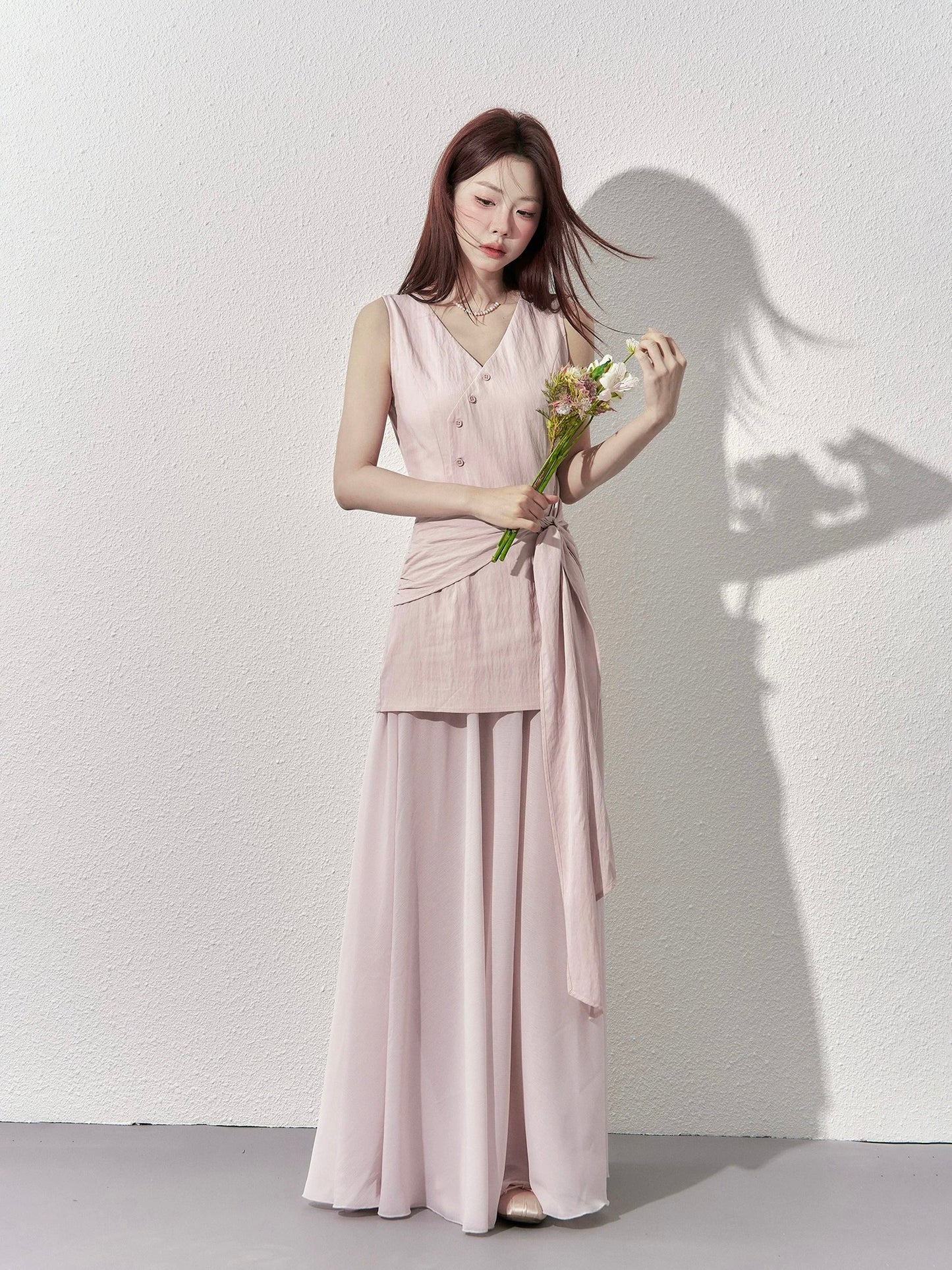 A Little Wild Berry Sleeveless V-neck Dress Women 2025 Summer High-end Waist Slimming Temperament Long Dress