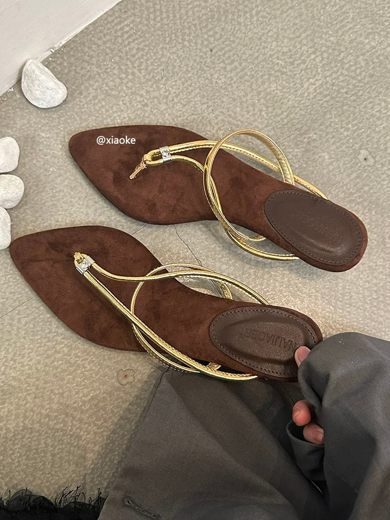 French-style exquisite flip-flops for women, perfect for summer wear, flat, 2025 new style, suitable for pairing with skirts, mid-heel sandals.