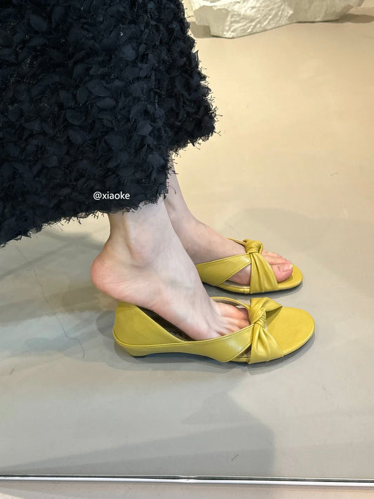 French retro cross-strap chunky heel sandals for women, perfect for summer 2026, versatile Roman sandals, open toe slippers.