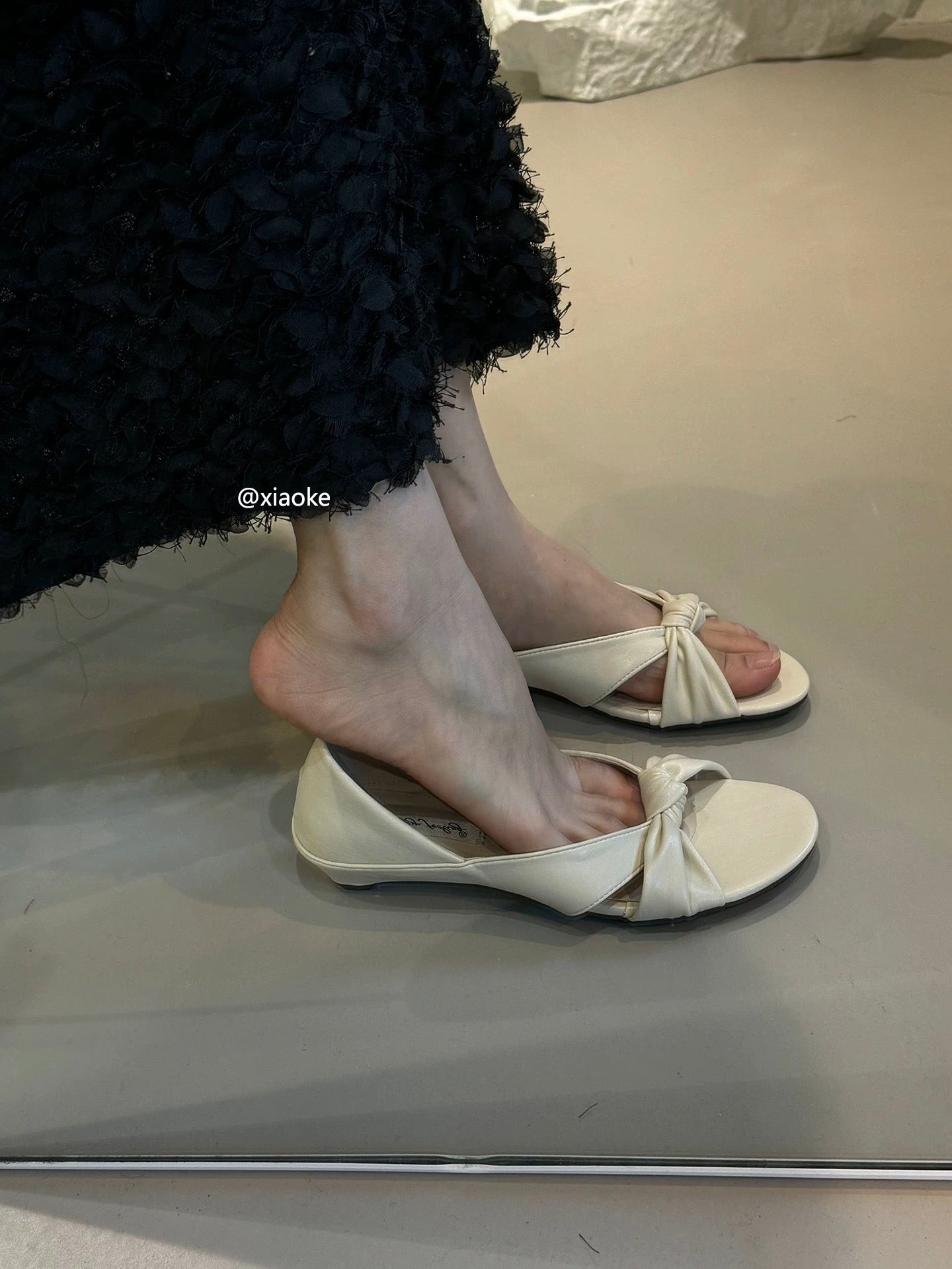 French retro cross-strap chunky heel sandals for women, perfect for summer 2026, versatile Roman sandals, open toe slippers.