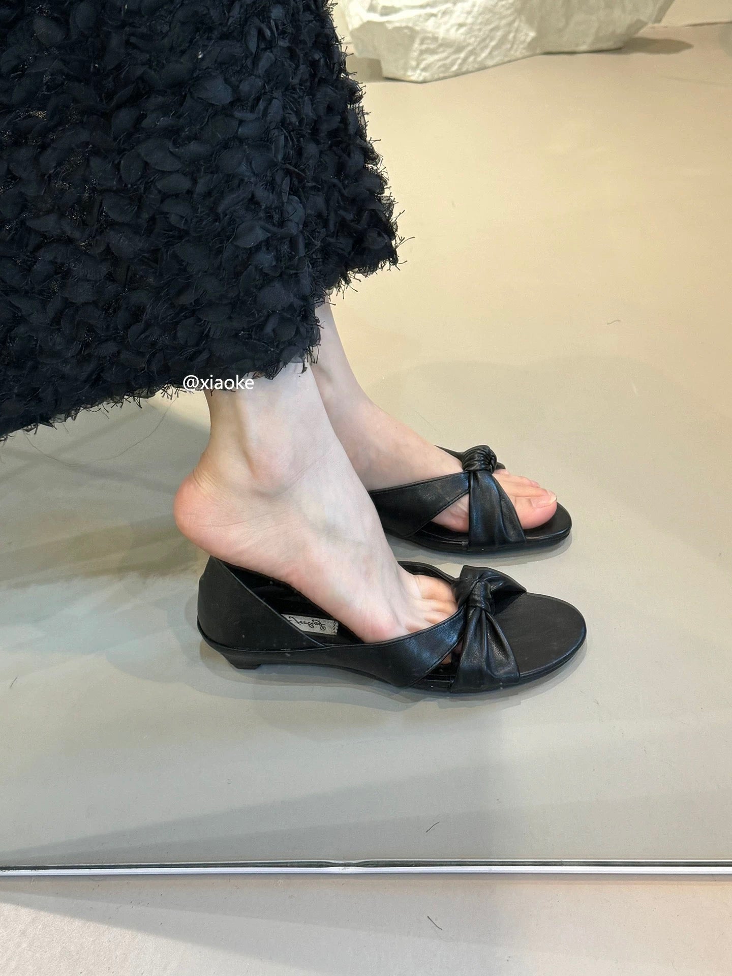 French retro cross-strap chunky heel sandals for women, perfect for summer 2026, versatile Roman sandals, open toe slippers.