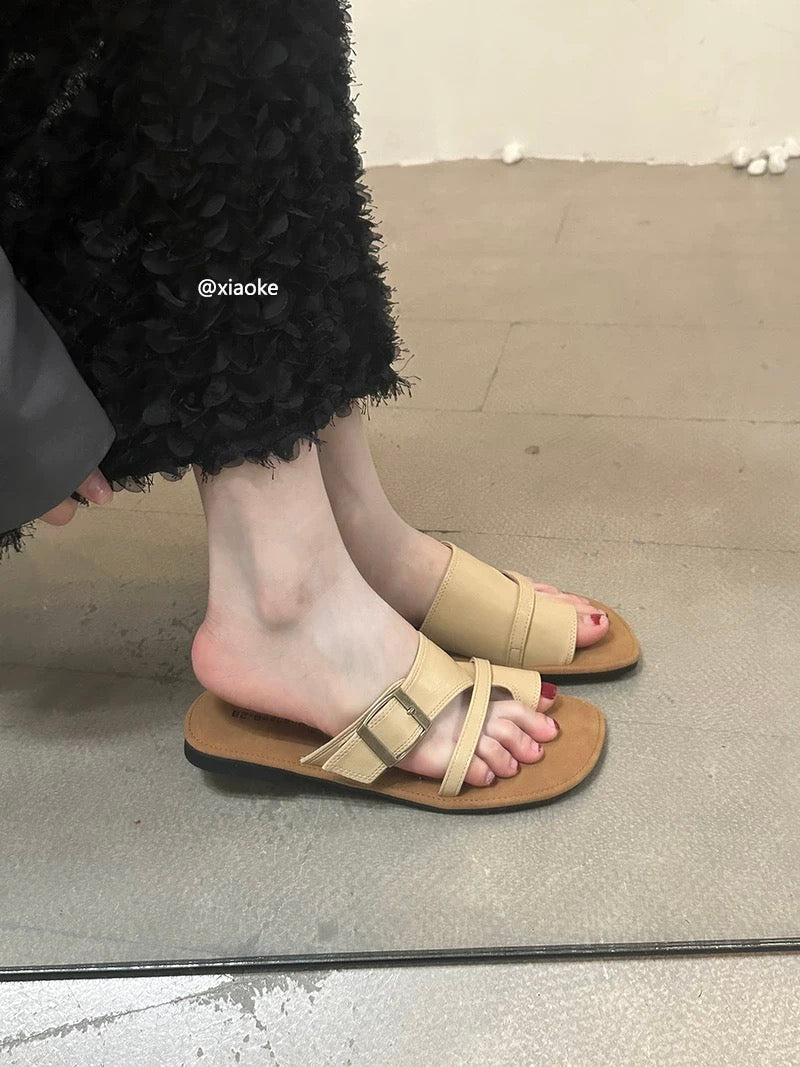 Retro-style forest-themed slippers for women, perfect for summer 2025, featuring a single strap, casual beach design, and a soft sole.