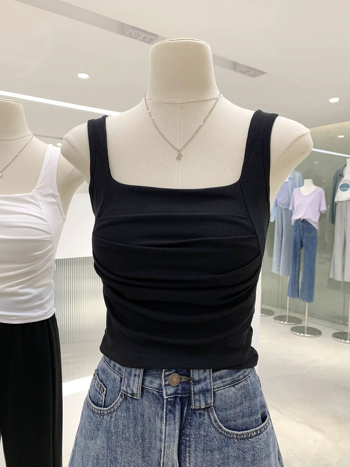 Cover side breasts with integrated chest pads and pleated suspenders, fashionable and stylish, wear a single vest