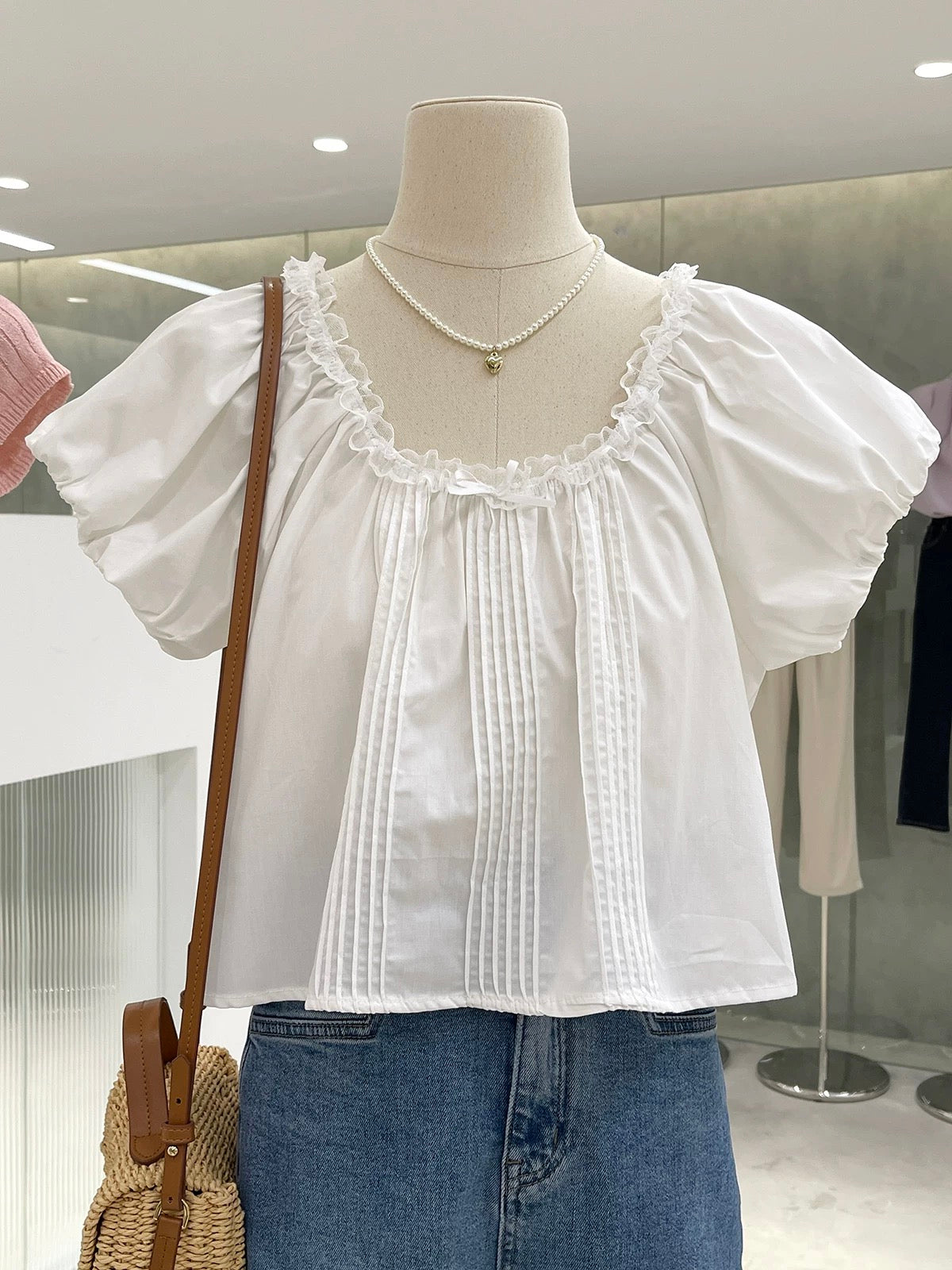 Clearance sale, no refunds or exchanges! Pleated lace collar lantern sleeve short top, sweet ins style blouse Q03