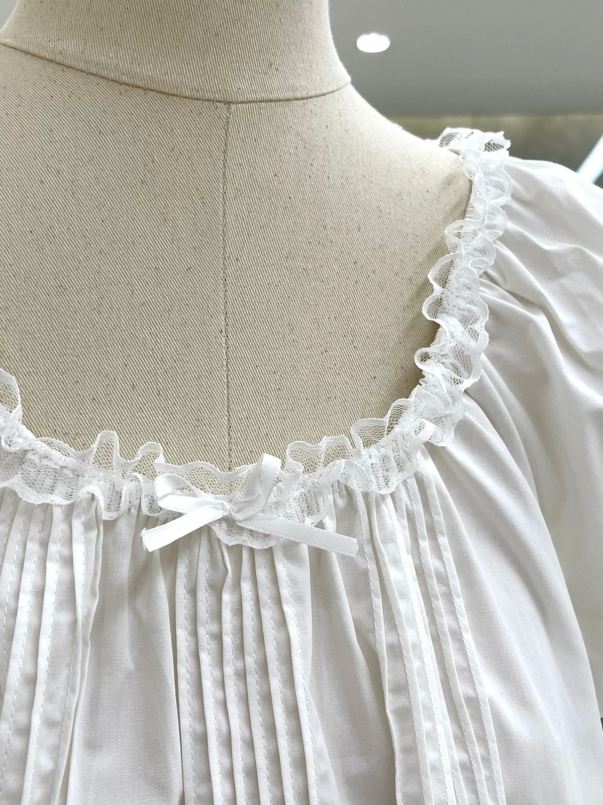 Clearance sale, no refunds or exchanges! Pleated lace collar lantern sleeve short top, sweet ins style blouse Q03