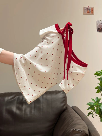 Xia Zhen's sexy off-shoulder short-sleeved t-shirt with heart-shaped polka dot print and color-blocked ribbon bow is a feminine and sexy style.
