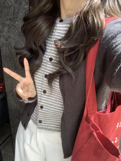 College Chanel style knitted cardigan suit for women in early autumn 2025, very good-looking temperament, super hot wear, a complete set