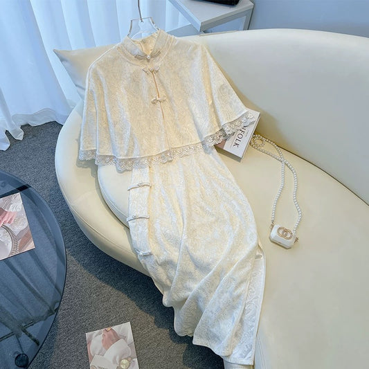 The new Chinese style cheongsam shawl is worn with a small coat. It is a summer improvement for young girls and can be worn by little girls.