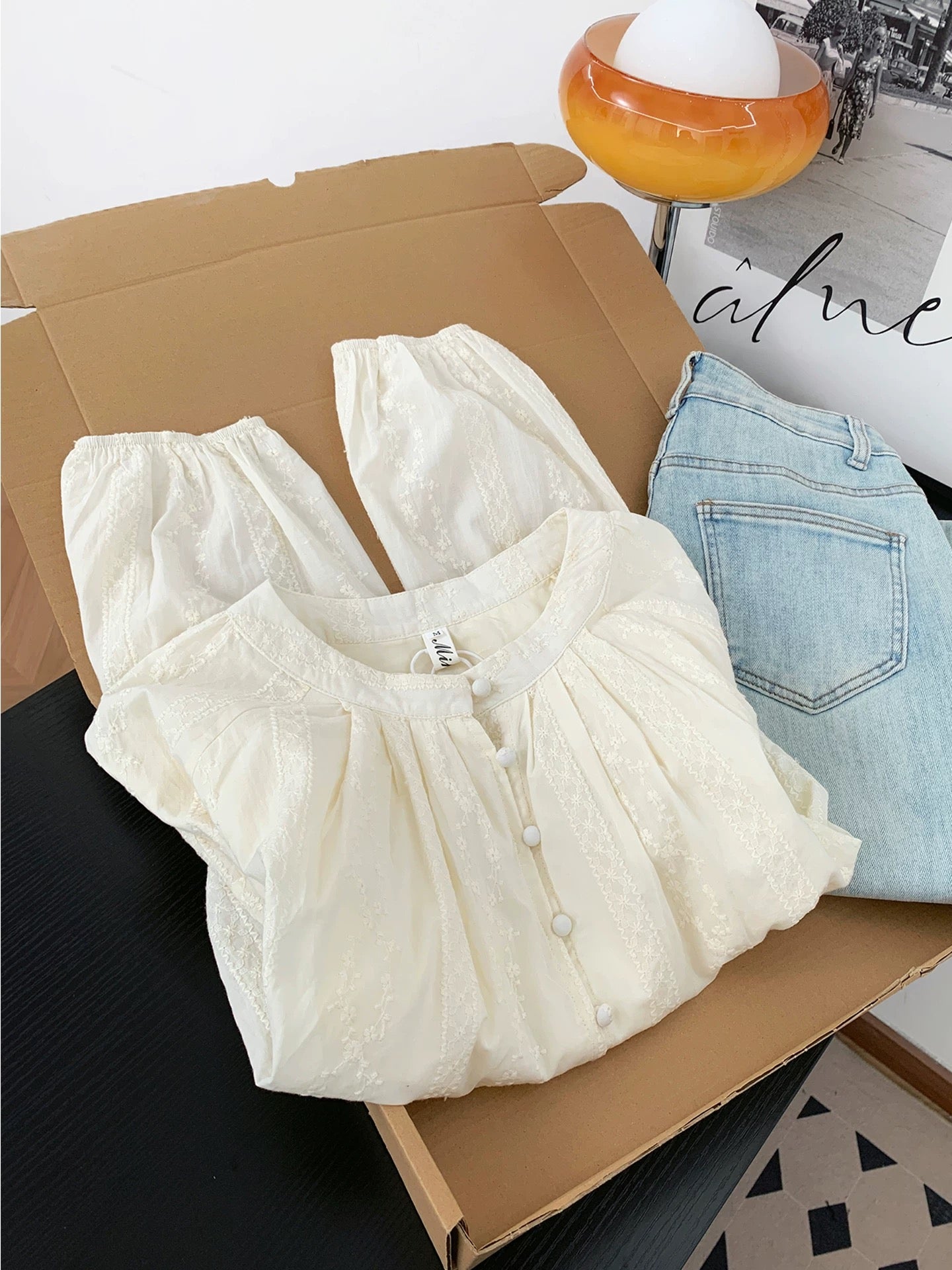 French high-end gentle style round neck lantern sleeve shirt women's autumn sweet temperament short lace embroidered top
