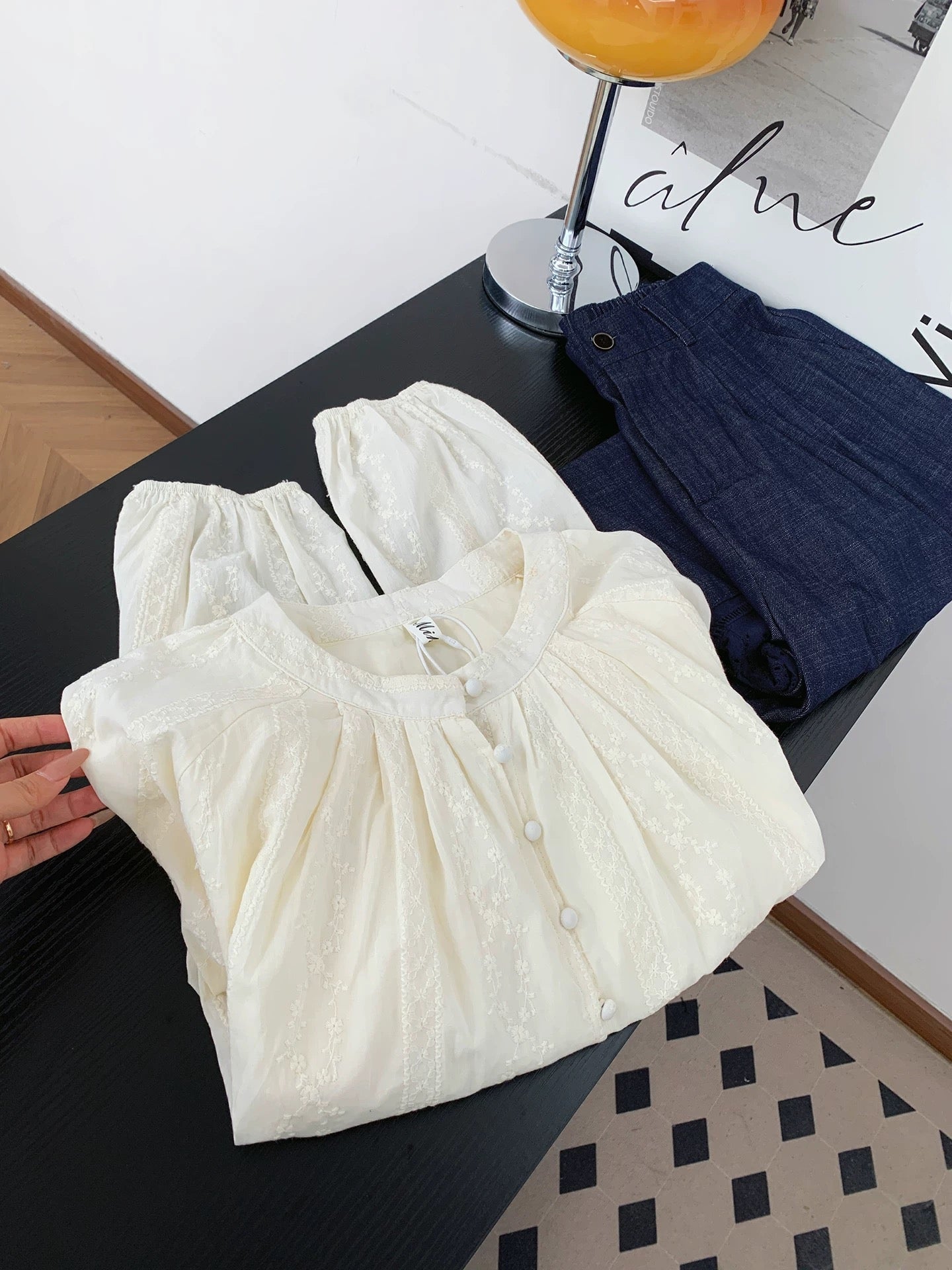 French high-end gentle style round neck lantern sleeve shirt women's autumn sweet temperament short lace embroidered top