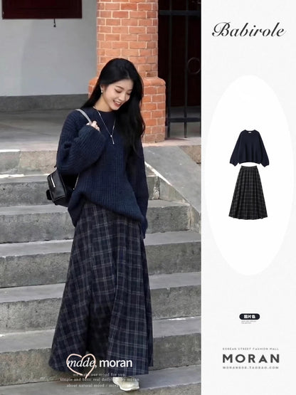 Korean-style autumn/winter outfit: a navy blue sweater and a retro plaid midi skirt in a relaxed and effortless two-piece set.