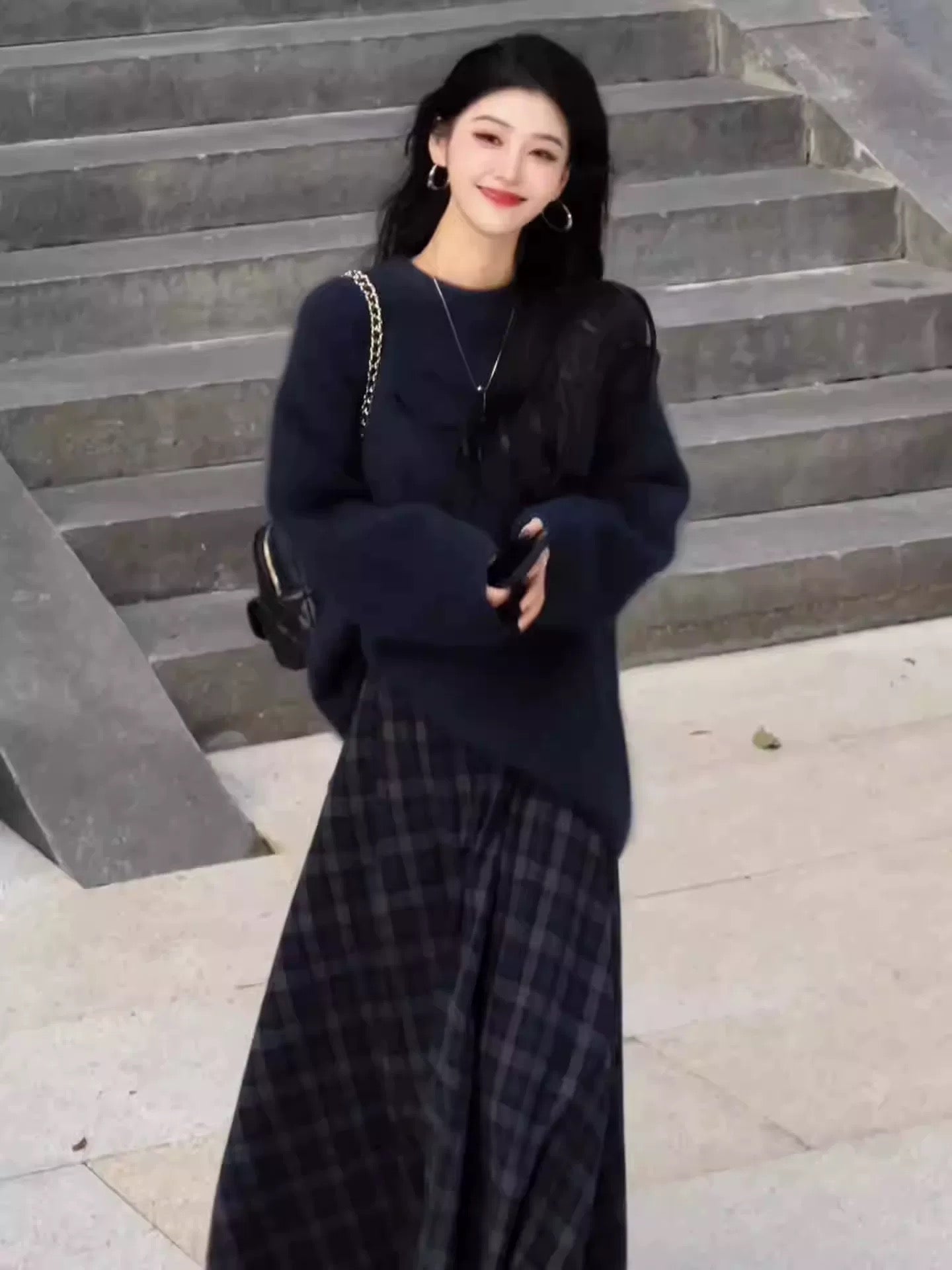 Korean-style autumn/winter outfit: a navy blue sweater and a retro plaid midi skirt in a relaxed and effortless two-piece set.