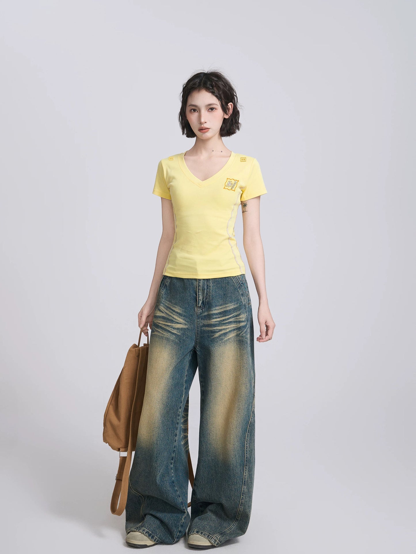American yellow v-neck straight shoulder short-sleeved T-shirt women's summer summer slim short waist hot girl design half-sleeved top