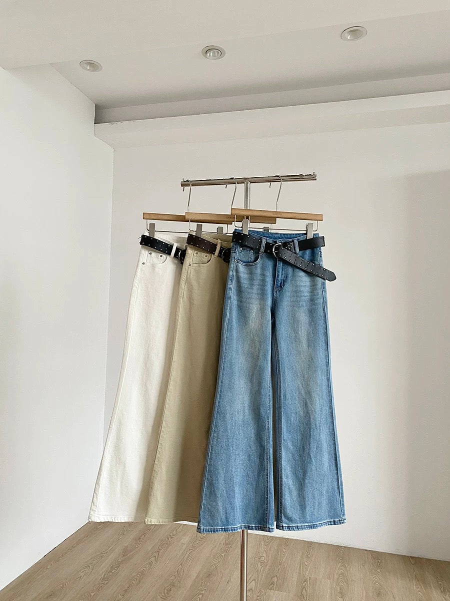 Korean retro high-waisted wide-leg jeans for women, spring 2026, with belt for a slimming effect, flowing blue slightly flared trousers.