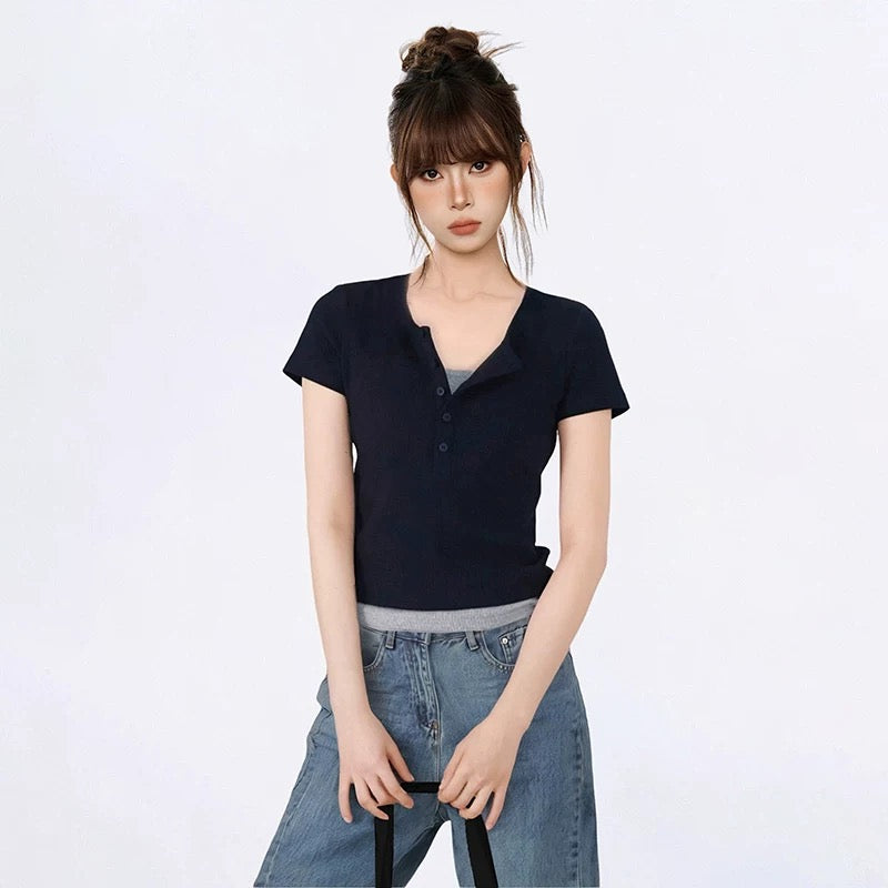 Brown fake two-piece v-neck straight shoulder long-sleeved T-shirt women's early autumn short slim fit bottoming shirt Maillard top