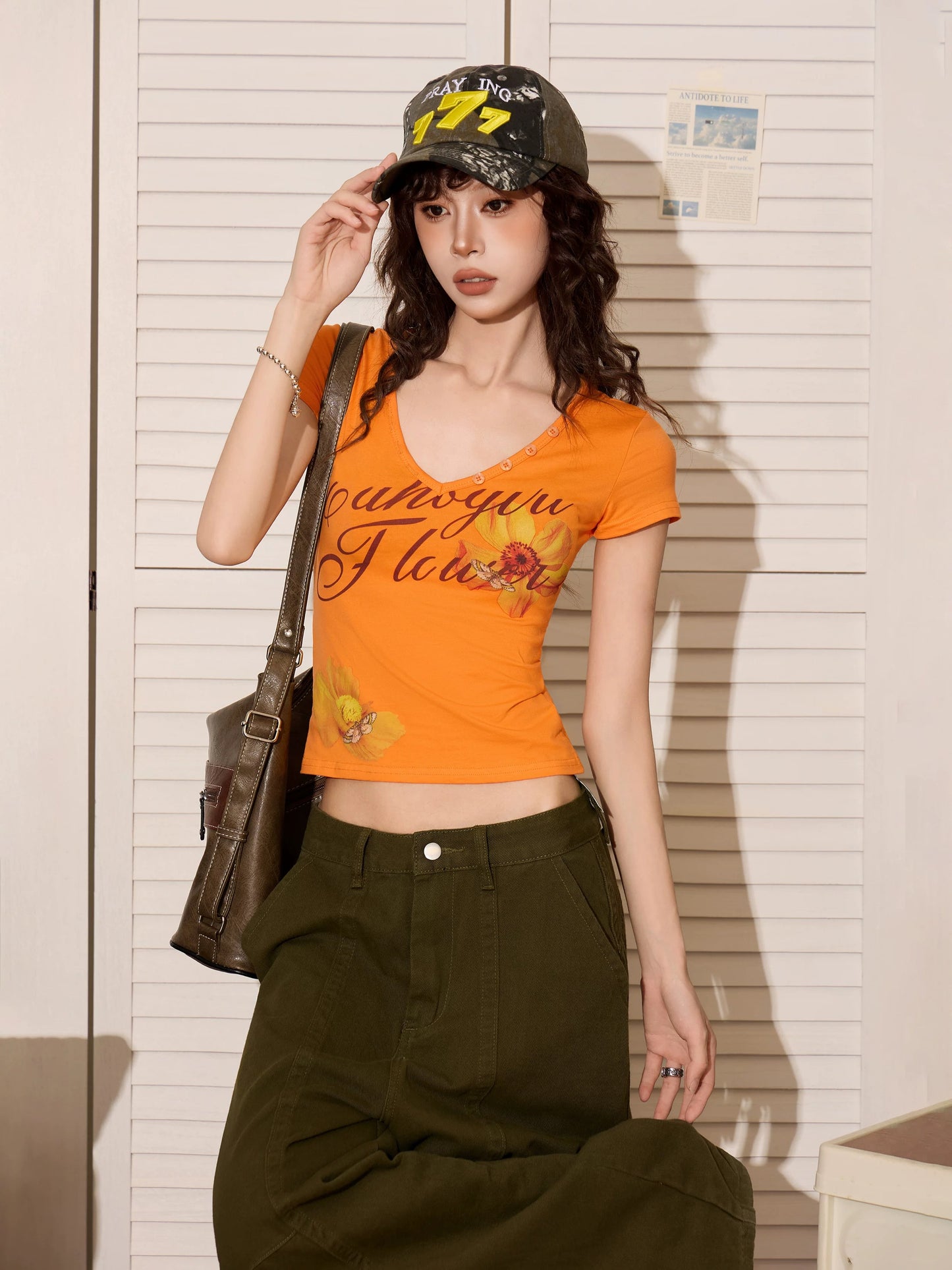 American hottie orange v-neck straight shoulder short-sleeved T-shirt female summer design slim waist short dopamine top
