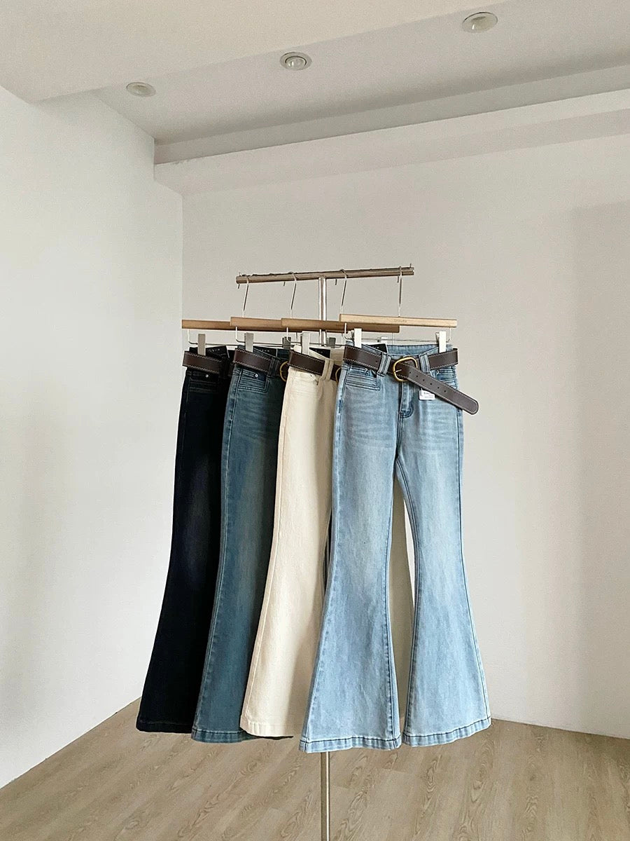 High-waisted, hip-lifting, slimming washed blue denim jeans for women, spring 2026 new Korean style, slightly flared trousers.