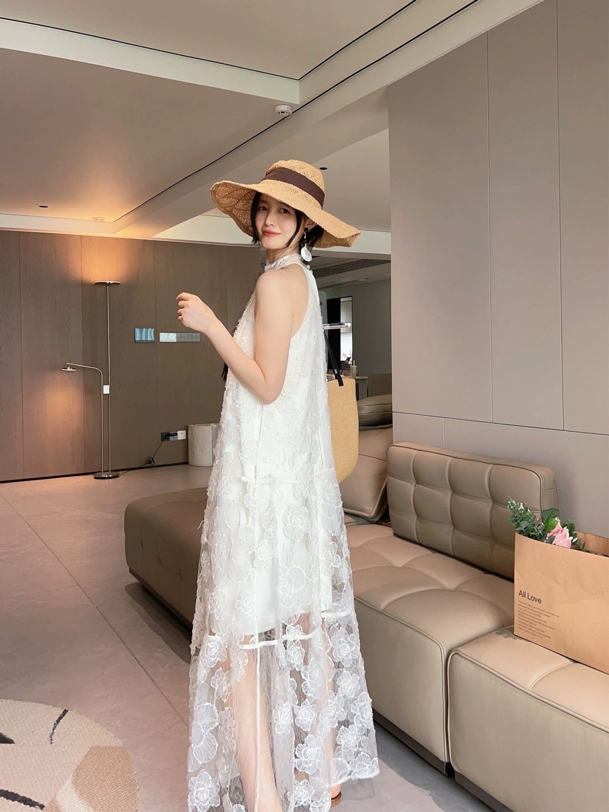 Huaer and Boy Jiang Shuying same style white lace flower embroidered halterneck dress women's summer long skirt