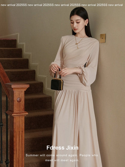 Sending a letter to the collection of lyrical poems: French-style elegant off-the-shoulder ballet pleated dress, hand-knitted long skirt.