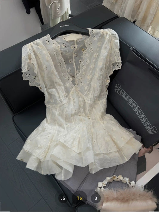 Embroidered hollow lace V-neck tops for women, sexy queen hot girl style, 2025 summer imitation fishbone waist shirt