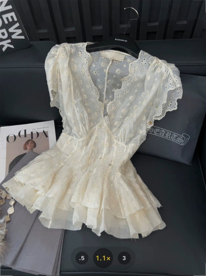 Embroidered hollow lace V-neck tops for women, sexy queen hot girl style, 2025 summer imitation fishbone waist shirt