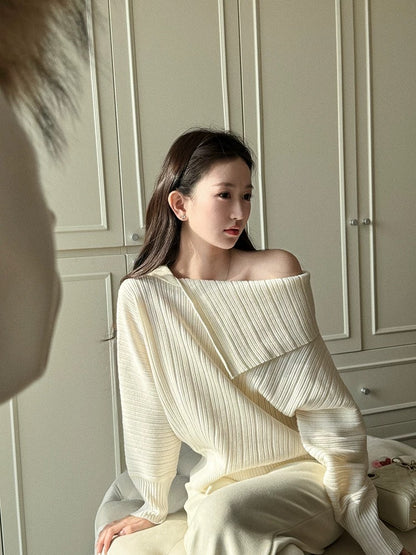 After the first snow in London, a sophisticated autumn/winter look is achieved with a large collared sweater for women.