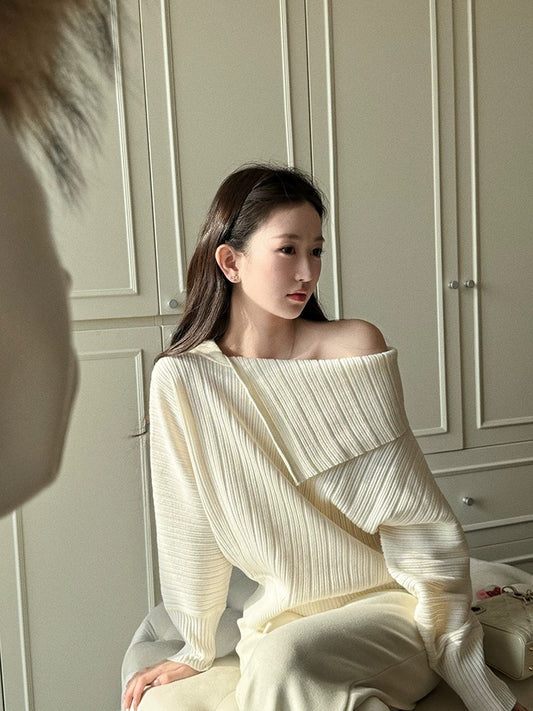 After the first snow in London, a sophisticated autumn/winter look is achieved with a large collared sweater for women.