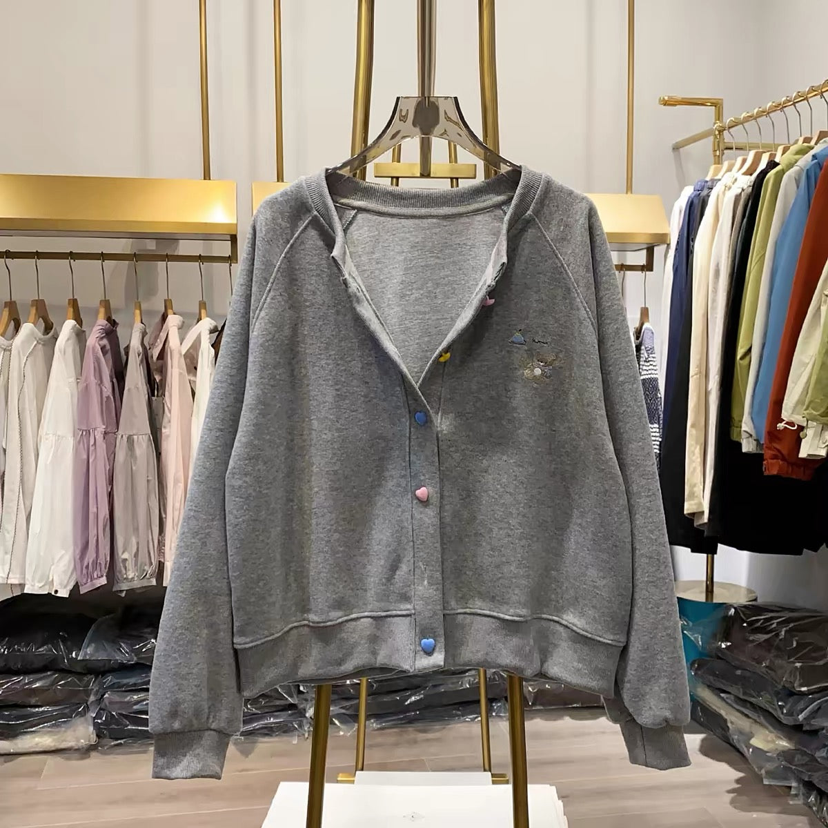 [Real-life shot from Xiao Ai's shop] Korean-style, youthful, loose-fit "dopamine-style" button-up sweatshirt jacket featuring playful cartoon embroidery.