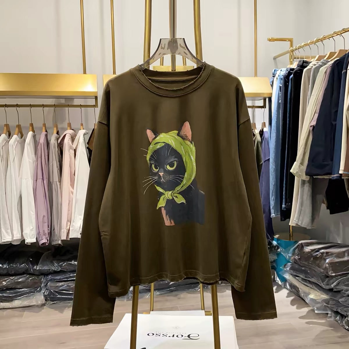 [Real-life shot from Xiao Ai's shop] Autumn 2026 Korean-style loose-fit long-sleeve sweatshirt for women featuring a quirky cat print—a youthful, flattering top.