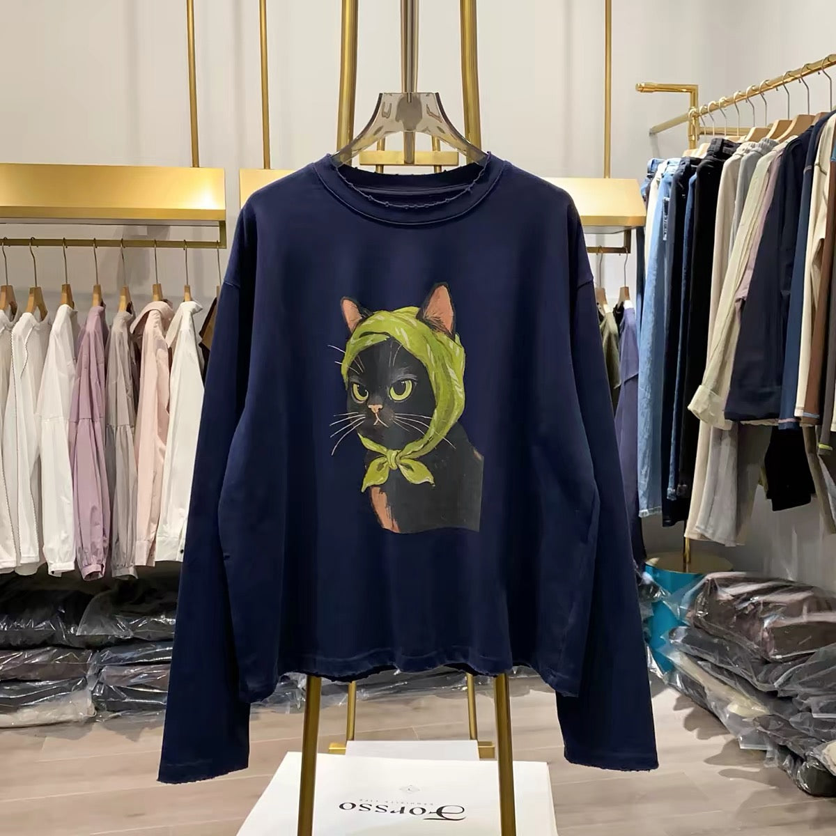 [Real-life shot from Xiao Ai's shop] Autumn 2026 Korean-style loose-fit long-sleeve sweatshirt for women featuring a quirky cat print—a youthful, flattering top.