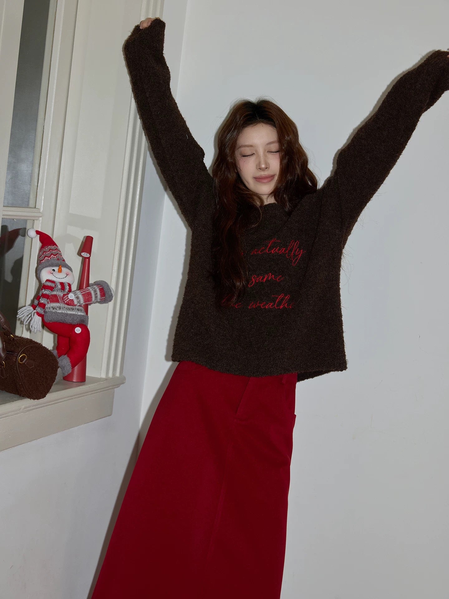 Chaochao's New Year Outfit: Brown Short Thick Sweater for Women, Winter Lazy Loose Round Neck Top, Can Be Worn Outerwear