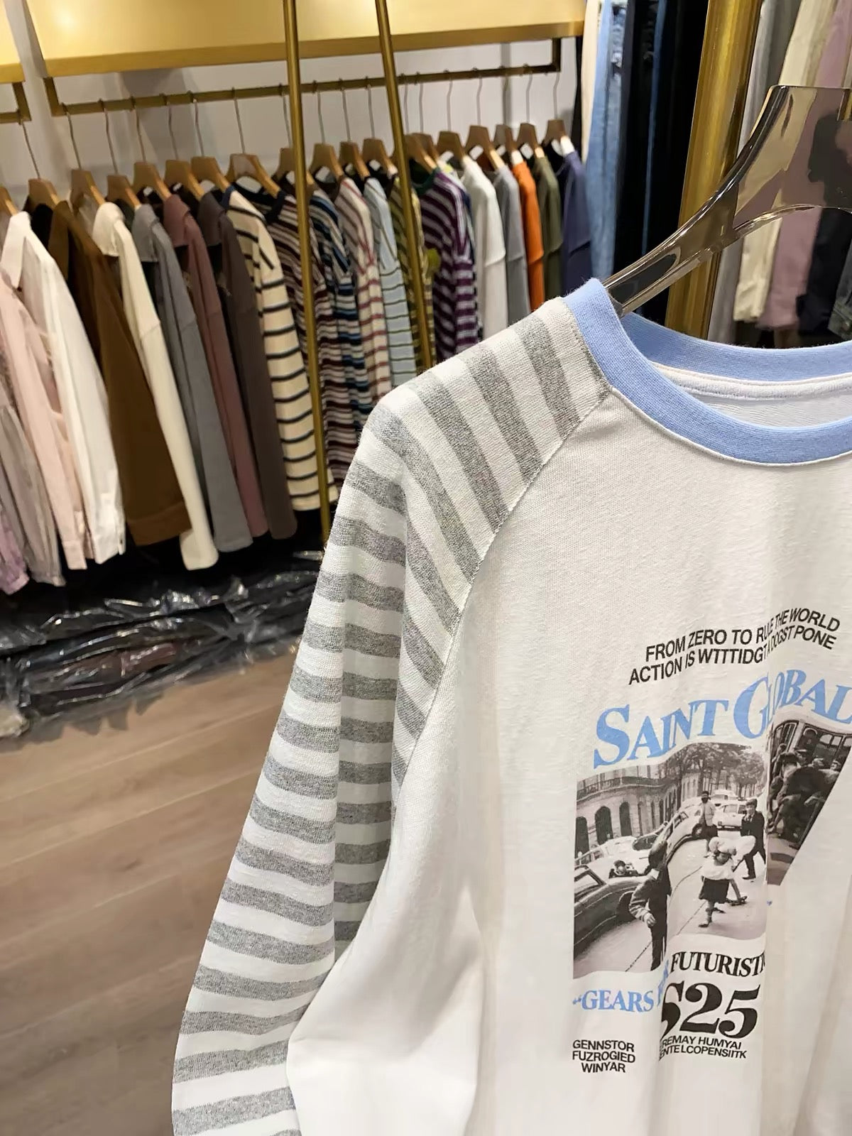 [Real-life shot from Xiao Ai's shop] Striped raglan-sleeve top – loose, relaxed fit (Autumn 2026 style)