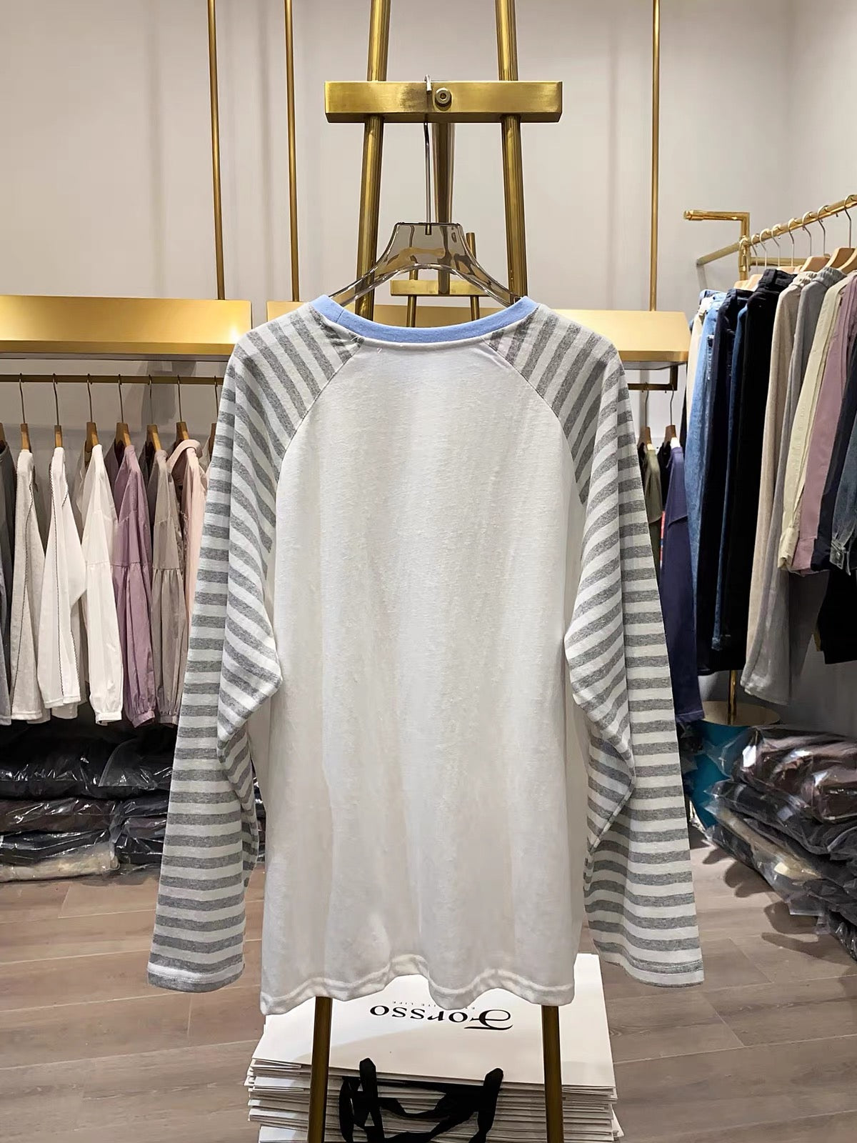 [Real-life shot from Xiao Ai's shop] Striped raglan-sleeve top – loose, relaxed fit (Autumn 2026 style)