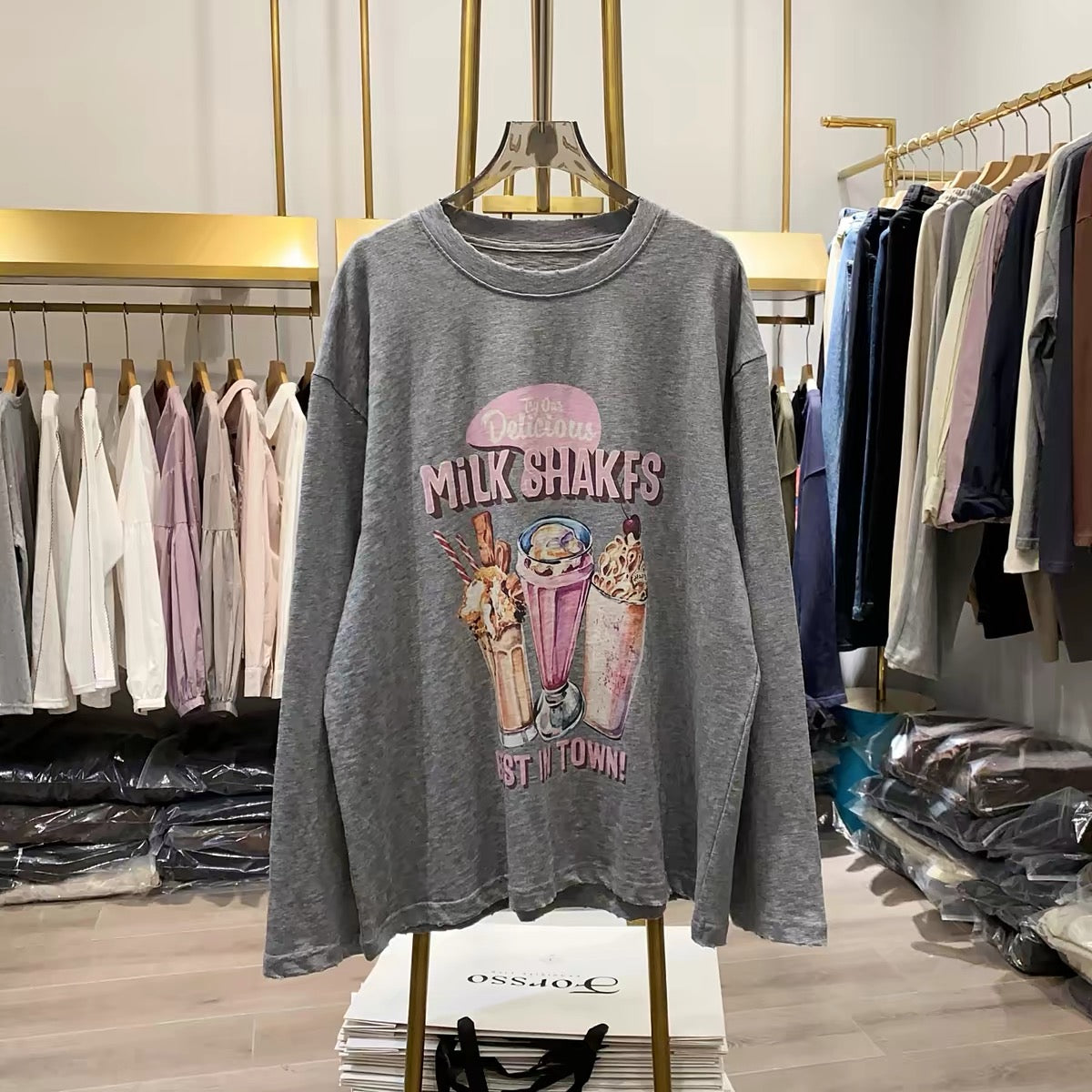 [Real-life photos from Xiao Ai's shop] American vintage-style loose, casual long-sleeve sweatshirt with a dessert graphic (Autumn 2026).