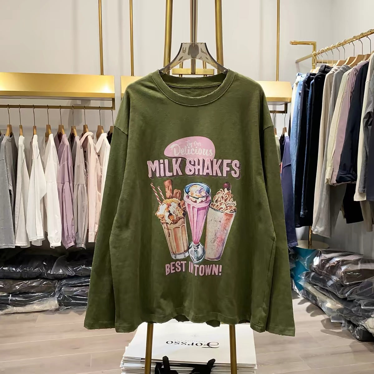 [Real-life photos from Xiao Ai's shop] American vintage-style loose, casual long-sleeve sweatshirt with a dessert graphic (Autumn 2026).