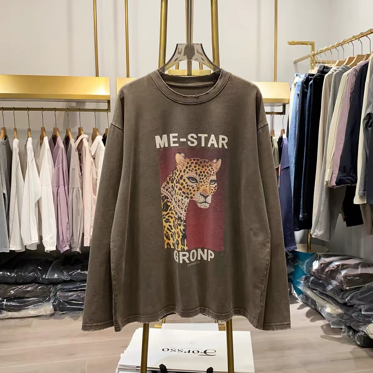 [Real-life shot from Xiao Ai's shop] Leopard-print and letter-graphic long-sleeve sweatshirt—a stylish, versatile, and slimming new arrival for Autumn 2026.