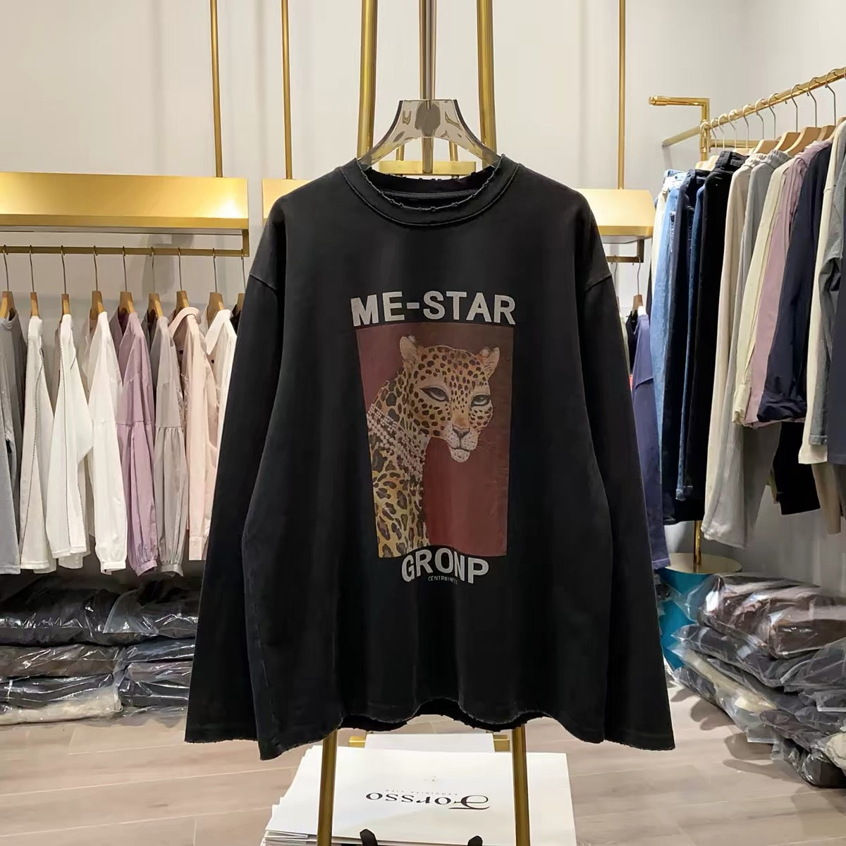 [Real-life shot from Xiao Ai's shop] Leopard-print and letter-graphic long-sleeve sweatshirt—a stylish, versatile, and slimming new arrival for Autumn 2026.
