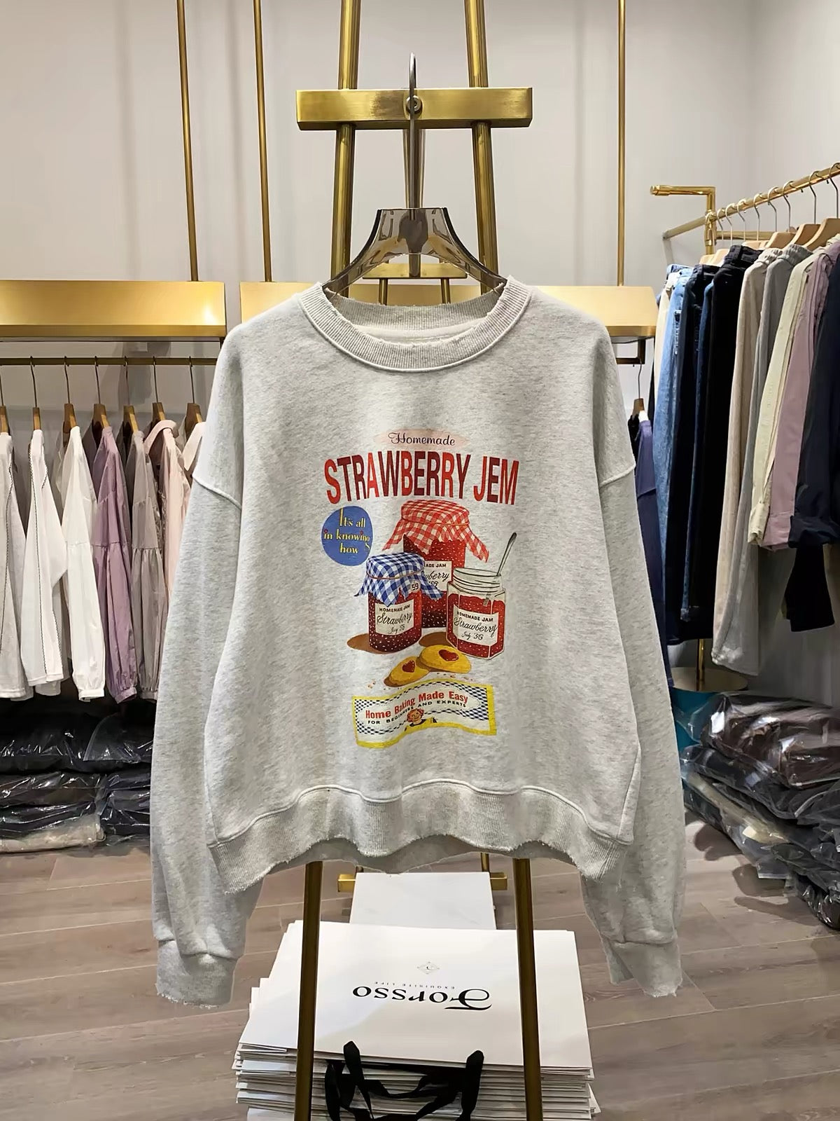 [Real-life photos from Xiao Ai's shop] New for Autumn 2026: Loose-fitting, slimming, casual long-sleeve top with strawberry jam print.