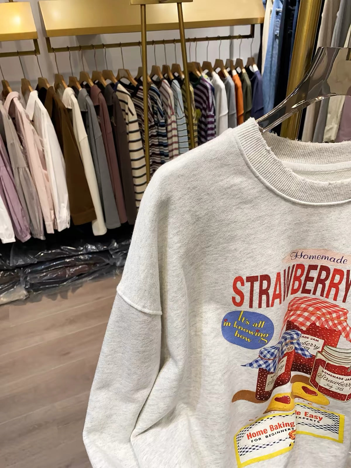 [Real-life photos from Xiao Ai's shop] New for Autumn 2026: Loose-fitting, slimming, casual long-sleeve top with strawberry jam print.
