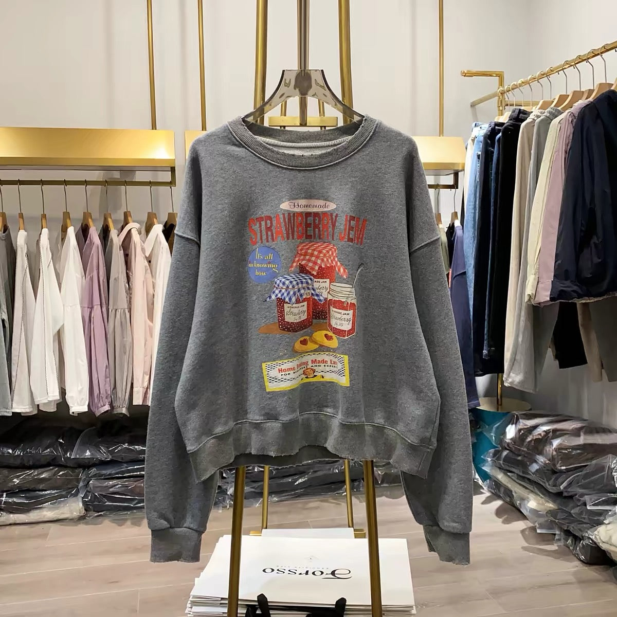 [Real-life photos from Xiao Ai's shop] New for Autumn 2026: Loose-fitting, slimming, casual long-sleeve top with strawberry jam print.
