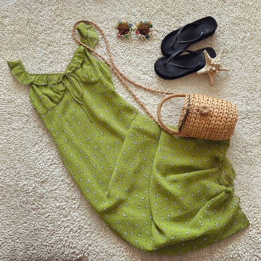 Three-dimensional tailoring niche French green floral deep V-neck dress with flying sleeves is super beautiful and elegant for vacation