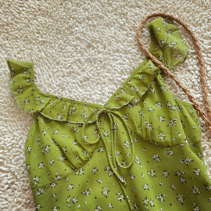 Three-dimensional tailoring niche French green floral deep V-neck dress with flying sleeves is super beautiful and elegant for vacation