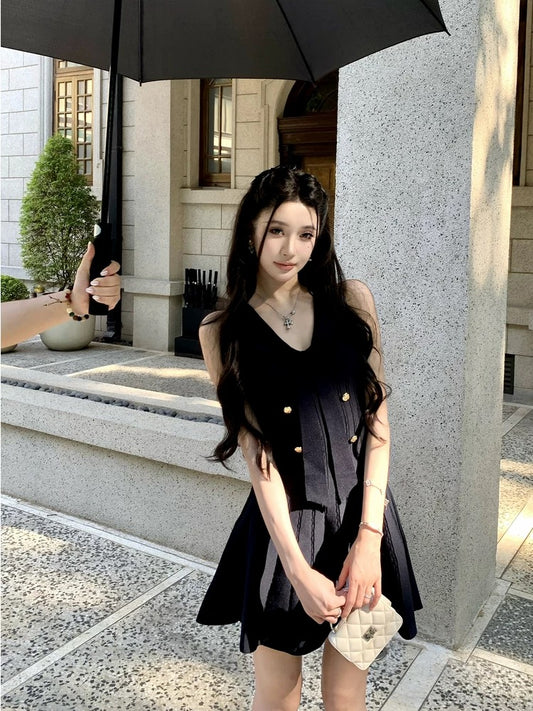 Barb Chill V-neck sleeveless breathable and comfortable dress 2025 summer new metal button pleated skirt