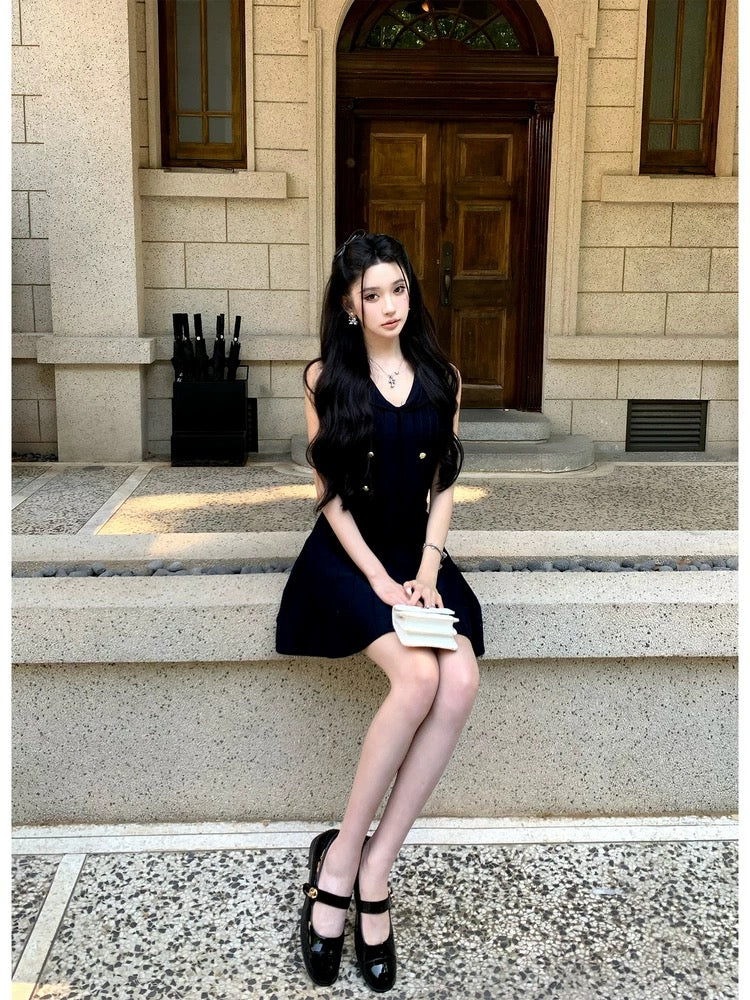 Barb Chill V-neck sleeveless breathable and comfortable dress 2025 summer new metal button pleated skirt