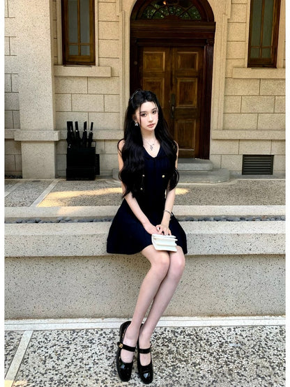 Barb Chill V-neck sleeveless breathable and comfortable dress 2025 summer new metal button pleated skirt