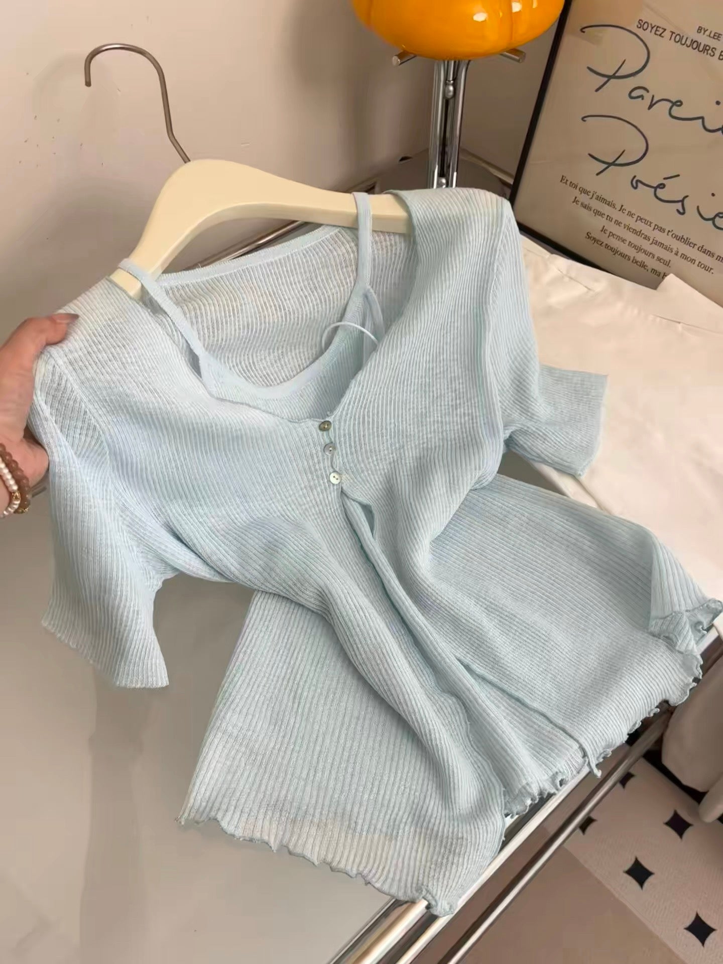 Women's knit short-sleeve top featuring a unique "faux-layered" design, lettuce-edge detailing, and a youthful, sweet, and gentle aesthetic with a classic round neck.