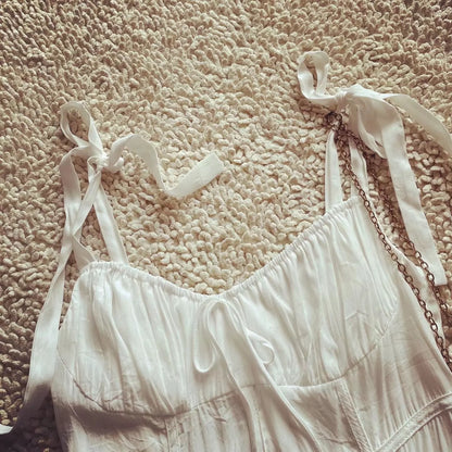 European and American style French retro white small fresh solid color waist suspender skirt for women on vacation